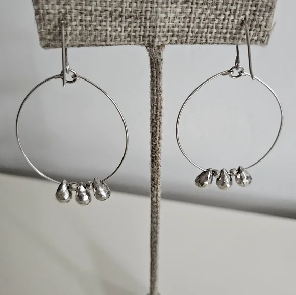 Silver(tone) Hoops With Tear Drop Beads - Picture 3 of 9